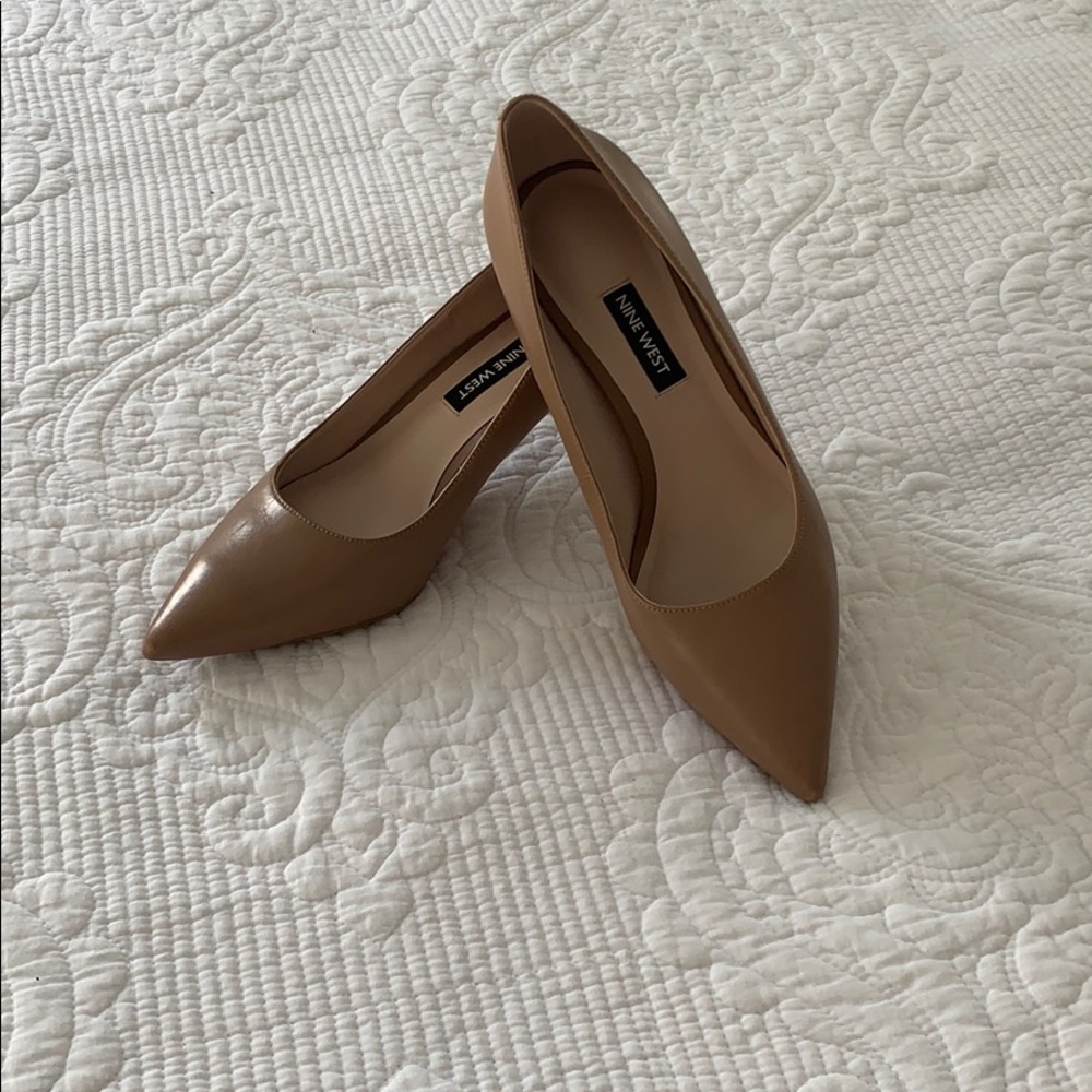 Nude pumps